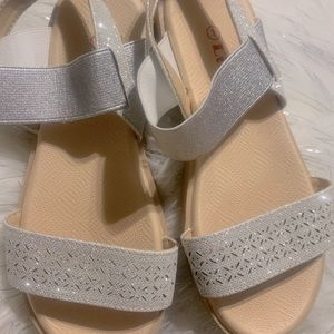 NWT- silver Girl sandals silver size 1